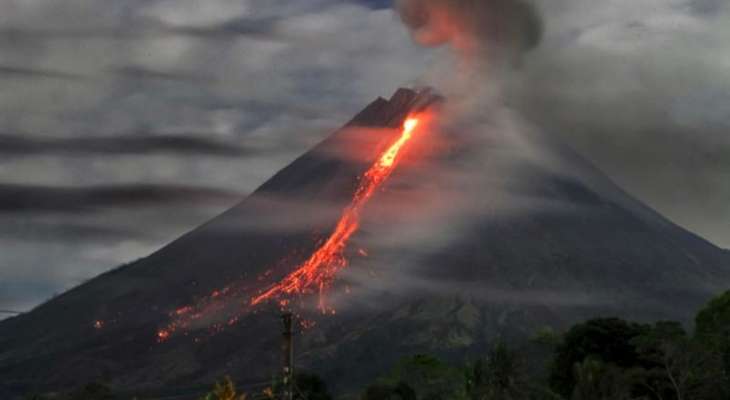 ثوران بركاني في اندونيسيا يطلق أعلى مستوى من الانذار