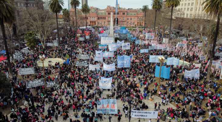 آلاف الأرجنتينيين يتظاهرون في بوينوس آيرس للمطالبة بزيادة الأجور