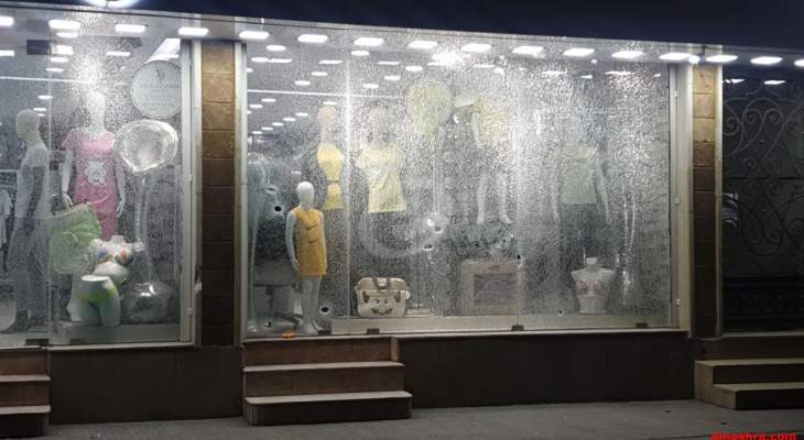النشرة: مجهولون أطلقوا النار على على محل لبيع الألبسة في سوق بعلبك التجاري