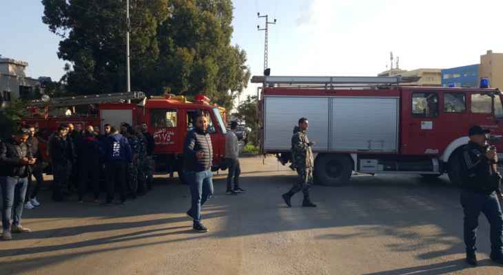عناصر فوج الإطفاء في طرابلس قطعوا الطريق أمام اتحاد بلديات الفيحاء احتجاجا على عدم دفع رواتبهم