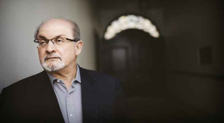 نيويورك تايمز: سلمان رشدي على جهاز التنفس الاصطناعي وقد يفقد عينه