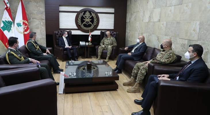 قائد الجيش استقبل السفير التركي وبحث معه التعاون بين جيشَيْ البلدين