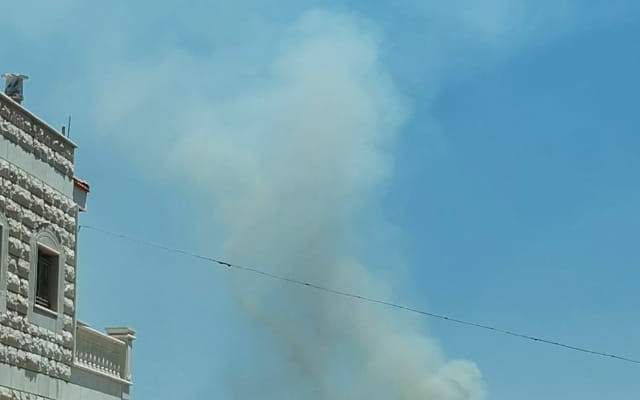 اندلاع حريق عند الحدود اللبنانية السورية نتيجة اشتعال أعشاب ونفايات