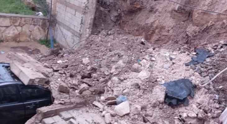 "النشرة": انهيار حائط دعم على السيارات والمباني المجاورة في بلدة قناريت