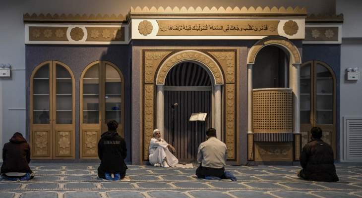 أول مسجد رسمي في أثينا فتح أبوابه أمام عدد صغير من المصلين بسبب كورونا