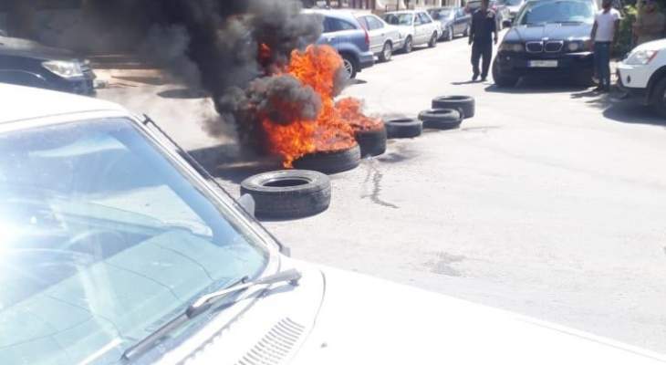 النشرة: قطع الطريق العام بحي الشميس في بعلبك احتجاجاً على انقطاع المياه