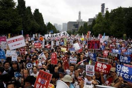 احتجاجات في طوكيو رفضاً لتشريع يسمح للجيش بالقتال في الخارج