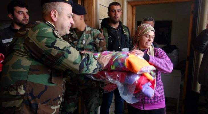 مساعدات من الجيش اللبناني الى اهالي عرسال عبارة عن 500 حرام 