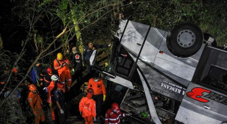 مقتل 27 شخصا إثر سقوط حافلة تقلّ تلاميذ في واد في إندونيسيا