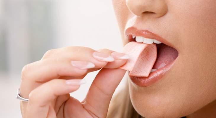 العلكة تحمي الاسنان من الأطعمة السكرية