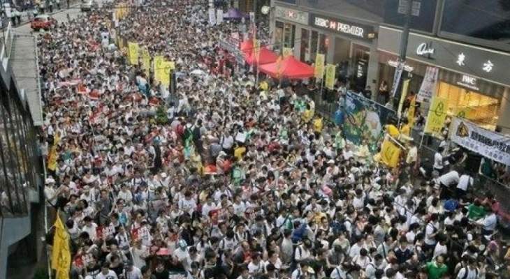 منظمو الاحتجاجات في هونغ كونغ ماضون بالتظاهرة على الرغم من تراجع الحكومة