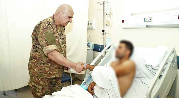 قائد الجيش عاد العسكريين الذين أصيبوا أثناء تنفيذ عمليات الدهم في الشراونة وأشاد بشجاعتهم