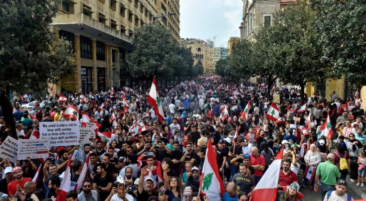 المعتصمون في وسط بيروت يطلقون شعارات مرحبة بالنازحين