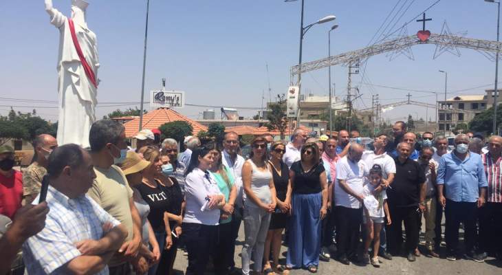 "النشرة": وقفة إحتجاجية أمام كنيسة مار الياس بالقاع إستنكاراً لتعرض أبناء البلدة لسطو مسلح