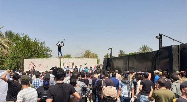 تظاهرة أمام بوابة المنطقة الخضراء ببغداد احتجاجا على كاريكاتور اعتُبر مسيئا للسيستاني