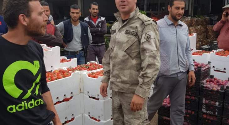 النشرة: الجمارك تضبط كميات من الخضار المهربة من سوريا في سوق الخضار بالفرزل
