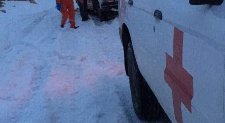 الصليب الأحمر أنقذ ركاب سيارة بيك آب علقت بالثلوج في عين البيضة