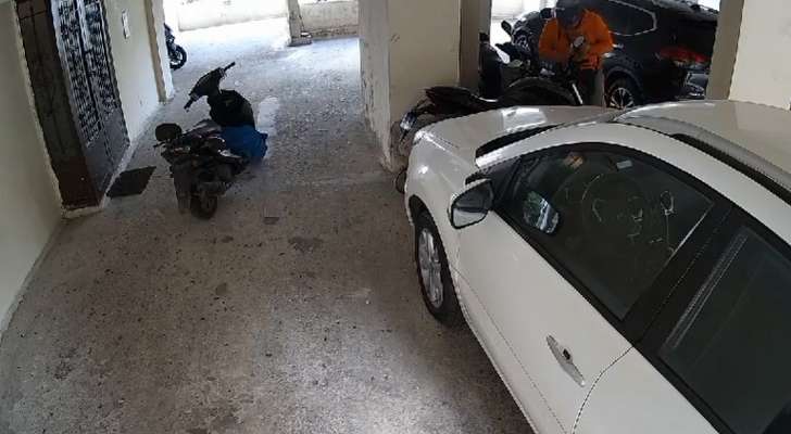 محاولة سرقة دراجة نارية من احد المباني في بيروت بوضح النهار