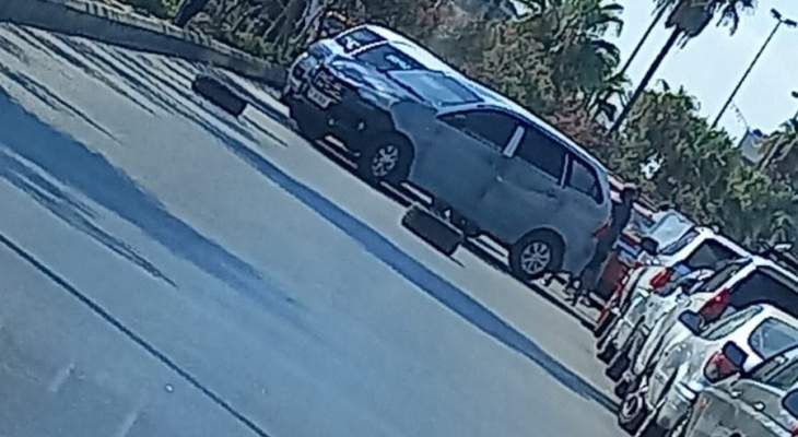 النشرة: سائقو السيارات العمومية قطعوا الطريق عند الاوستراد الشرقي في صيدا قرب محطة الكيلاني