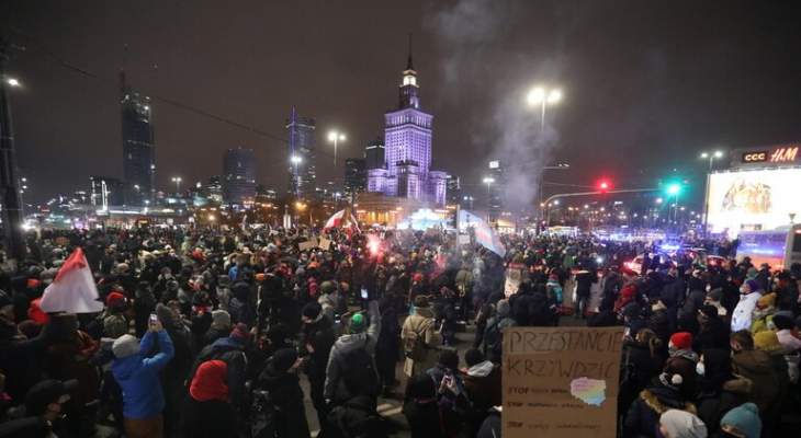 مواجهات بين الشرطة ومحتجين على حظر الإجهاض في بولندا