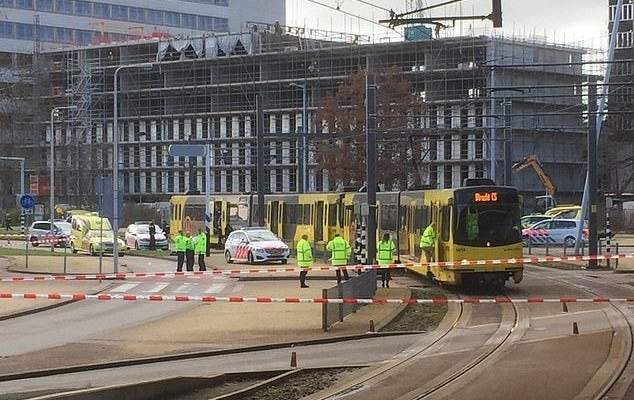 الشرطة الهولندية فرضت طوقا حول محطة ترام بعد إطلاق النار في أوتريخت 