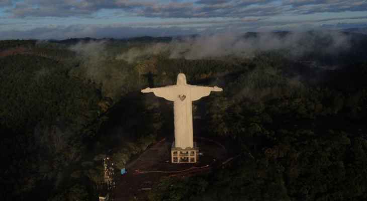 بلدة برازيلية تبني "أكبر تمثال للمسيح في العالم"