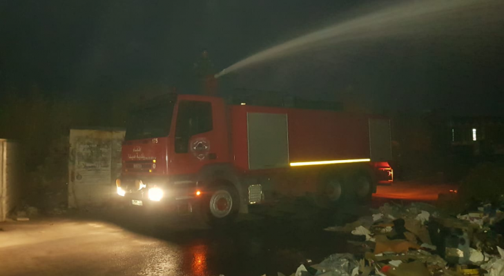 النشرة: فوج اطفاء صيدا اخمد حريق أخشاب وبلاستيكيات في المدينة الصناعية الأولى 