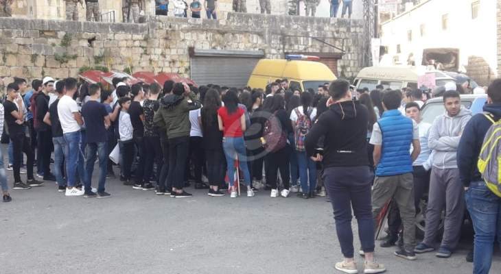 النشرة: تجمع للطلاب في باحة السراي في حاصبيا قبيل إنطلاق مسيرة بالبلدة