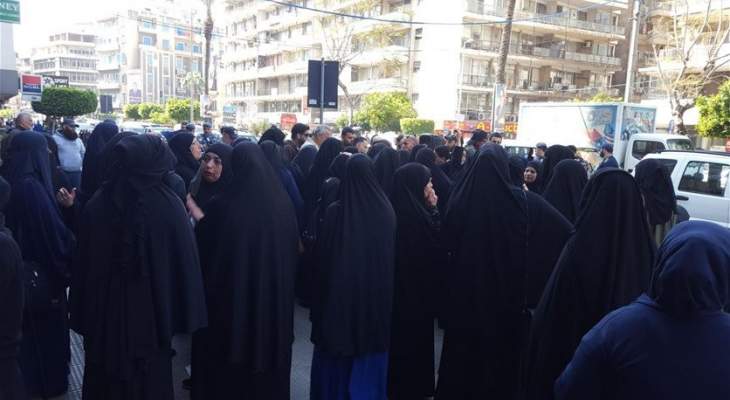 اهالي الموقوفين الاسلاميين يعتصمون أمام مكتب المستقبل في طرابلس
