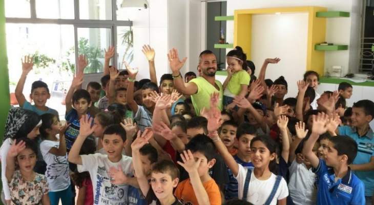 وسام حنا زار دار الأيتام الاسلامية وقدم هدايا العيد للاطفال