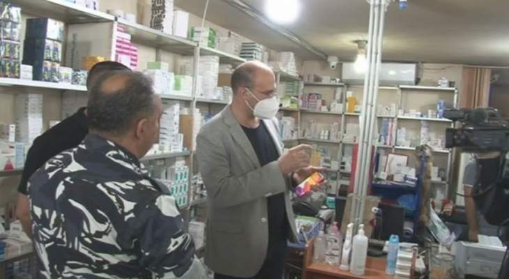 وزير الصحة يداهم مستودع أدوية في منطقة ضبيه