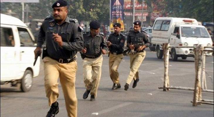 الشرطة الباكستانية: إنتحاري قتل 3 عناصر من قوات شبه عسكرية وأصاب 15 آخرين