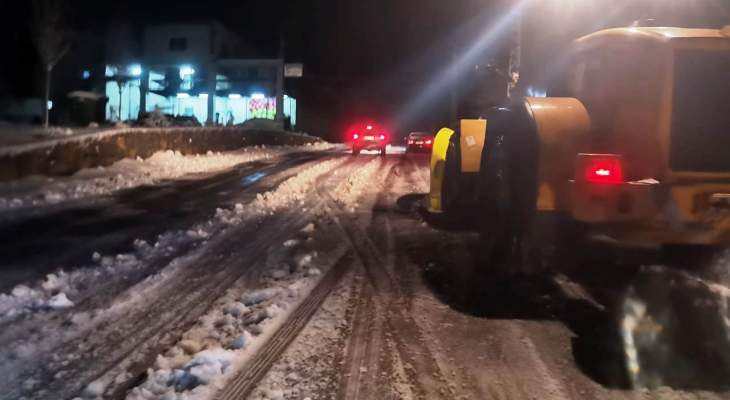 الدفاع المدني: إنقاذ مواطنين احتجزتهم الثلوج داخل 3 سيارات على طريق عام إهمج- اللقلوق