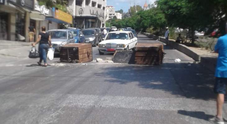 النشرة: محتجون قطعوا طريق صيدا عند مستديرة القناية