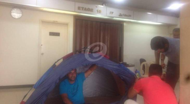 النشرة: المياومون ينقلون خيمة اعتصامهم الى امام مكتب المدير العام  