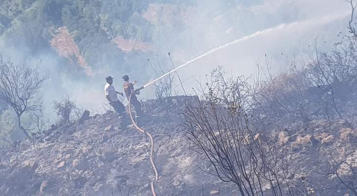  متطوعو الدفاع المدني في عكار يعملون على اخماد حريق في بلدة مشحا