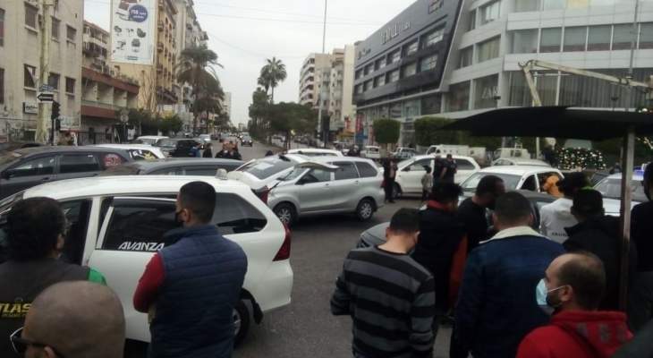 النشرة: سائقو السيارات العمومية نظموا وقفة احتجاجية عند تقاطع ايليا 