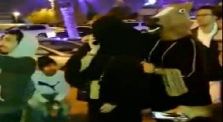 فتاة تضع قناع حمار على رأسها وتتجول في شوارع السعودية
