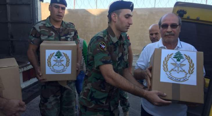  الجيش وزع حصص غذائية على عددٍ من العائلات في عرسال والهرمل