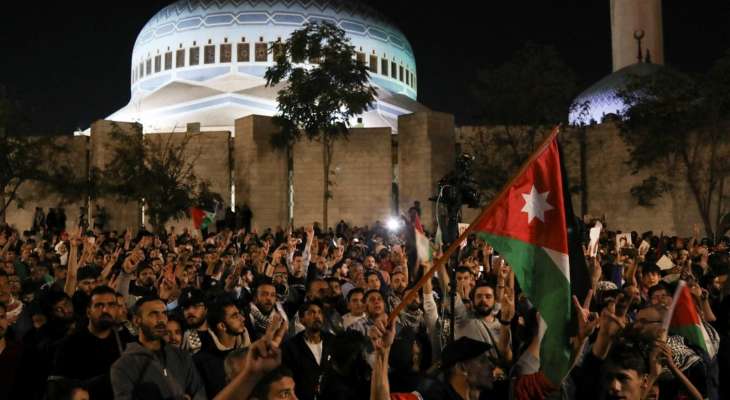 آلاف تظاهروا قرب السفارة الإسرائيلية في عمان للمطالبة بإلغاء معاهدة السلام مع إسرائيل