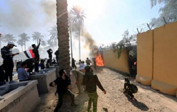 أ.ف.ب: قوات أميركية أطلقت الغاز المسيل للدموع على محتجين اقتحموا السفارة ببغداد