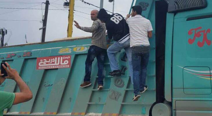 النشرة:شباب عكار يفتشون الشاحنات للحؤول دون وصول النفايات الى مكب سرار