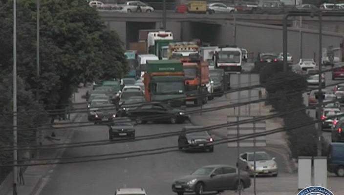 تصادم بين شاحنة ومركبة على أوتوستراد الرئيس لحود والاضرار مادية