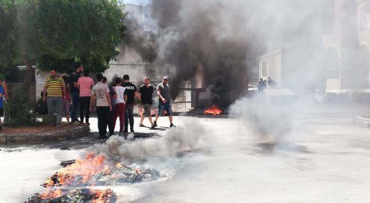 محتجون قطعوا بولفار فؤاد شهاب و مسارب ساحة عبدالحميد كرامي في طرابلس  
