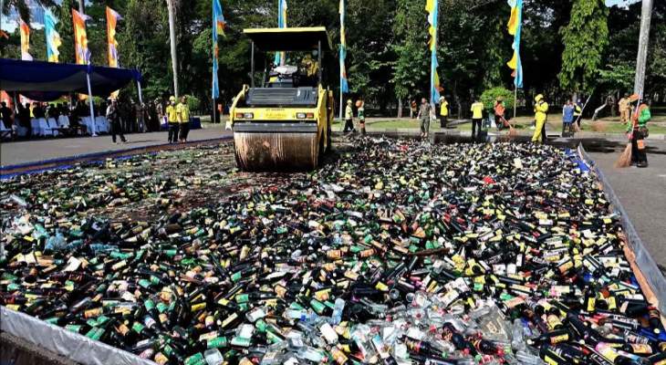 سحق آلاف زجاجات الكحول بواسطة محدلة في إندونيسيا