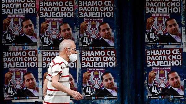 الناخبون في صربيا يدلون بأصواتهم في أول انتخابات بأوروبا بعد العزل العام