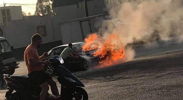 النشرة: حريق سيارة على أوتوستراد الحازمية باتجاه بعبدا وازدحام للسير في المكان