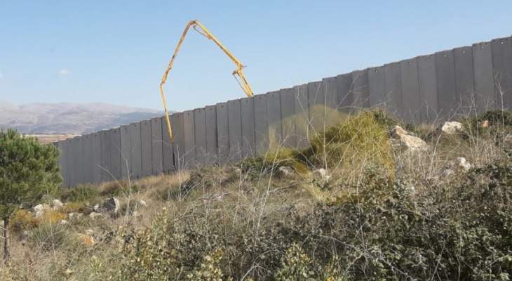 النشرة: ورشة اسرائيلية تعمل على اعادة تأهيل المساحة بين السياج الحدودي والجدار العازل في محيط مستعمرة المطلة 