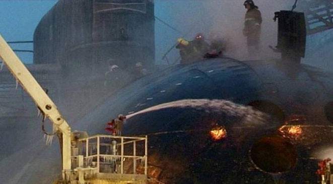 رجال الاطفاء الروس نجحوا في اخماد حريق الغواصة النووية شمال البلاد