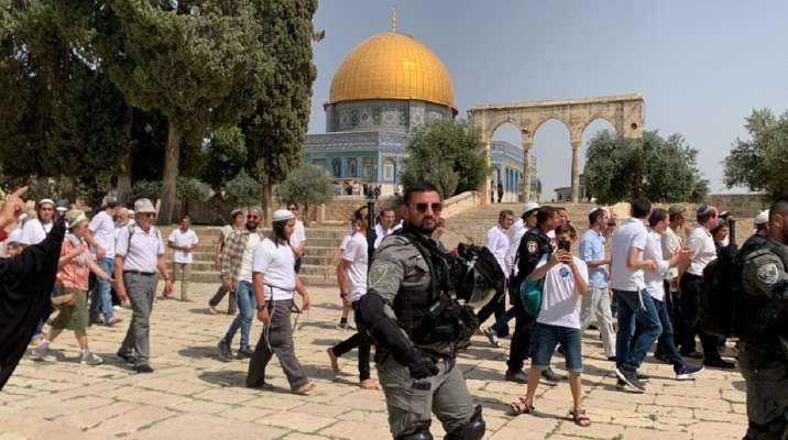 مستعمرون اقتحموا باحات المسجد الأقصى في القدس بحماية الشرطة الإسرائيلية